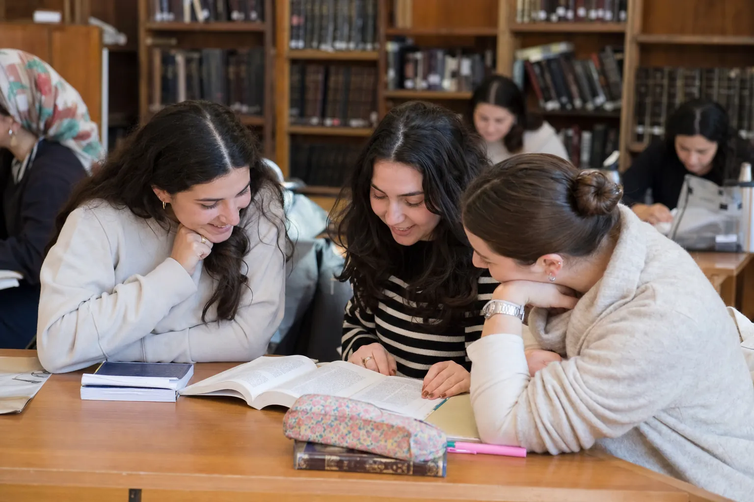 למידה משותפת של בנות במדרשה