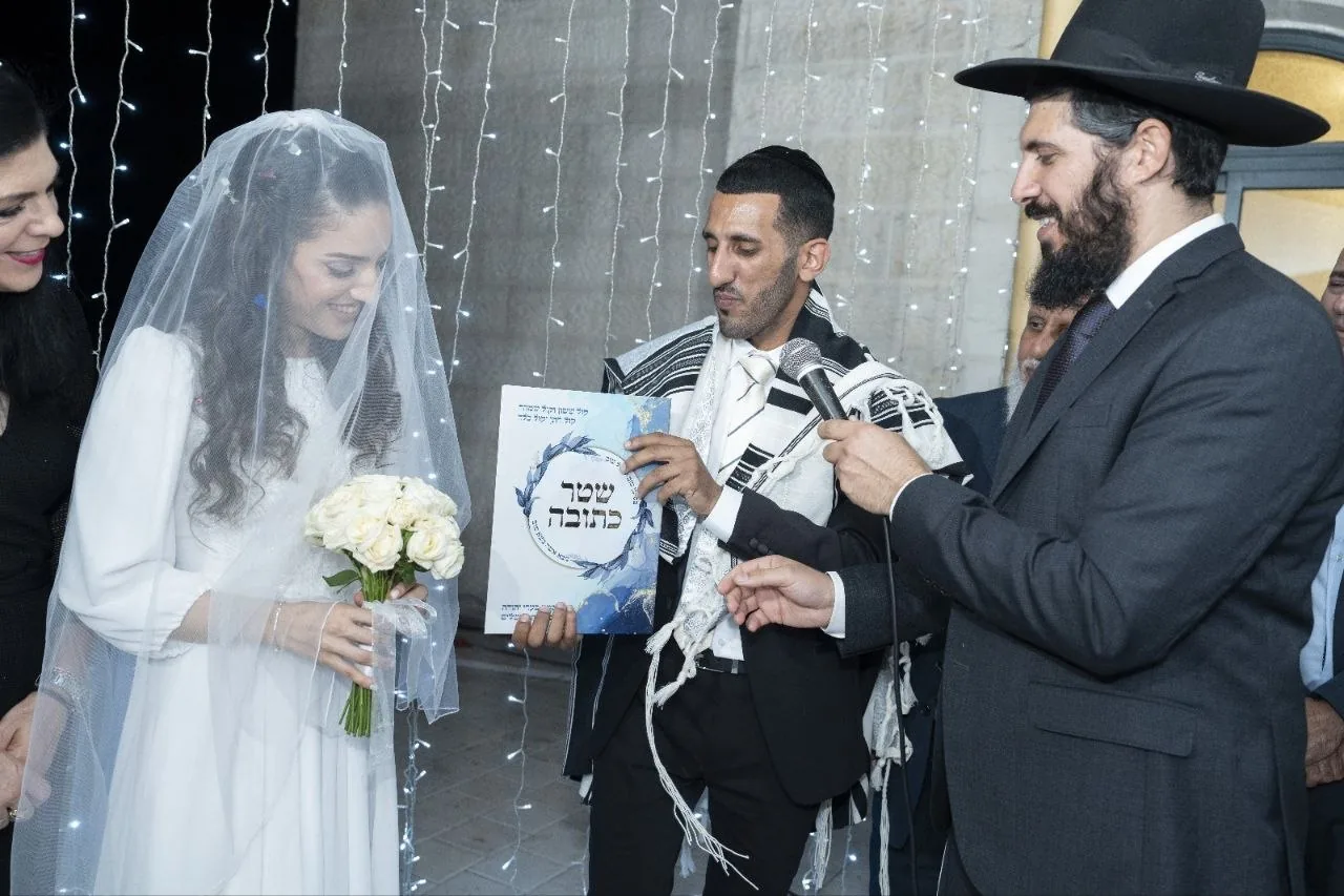 הרב אהרן מעודה מקריא כתובה בחופה