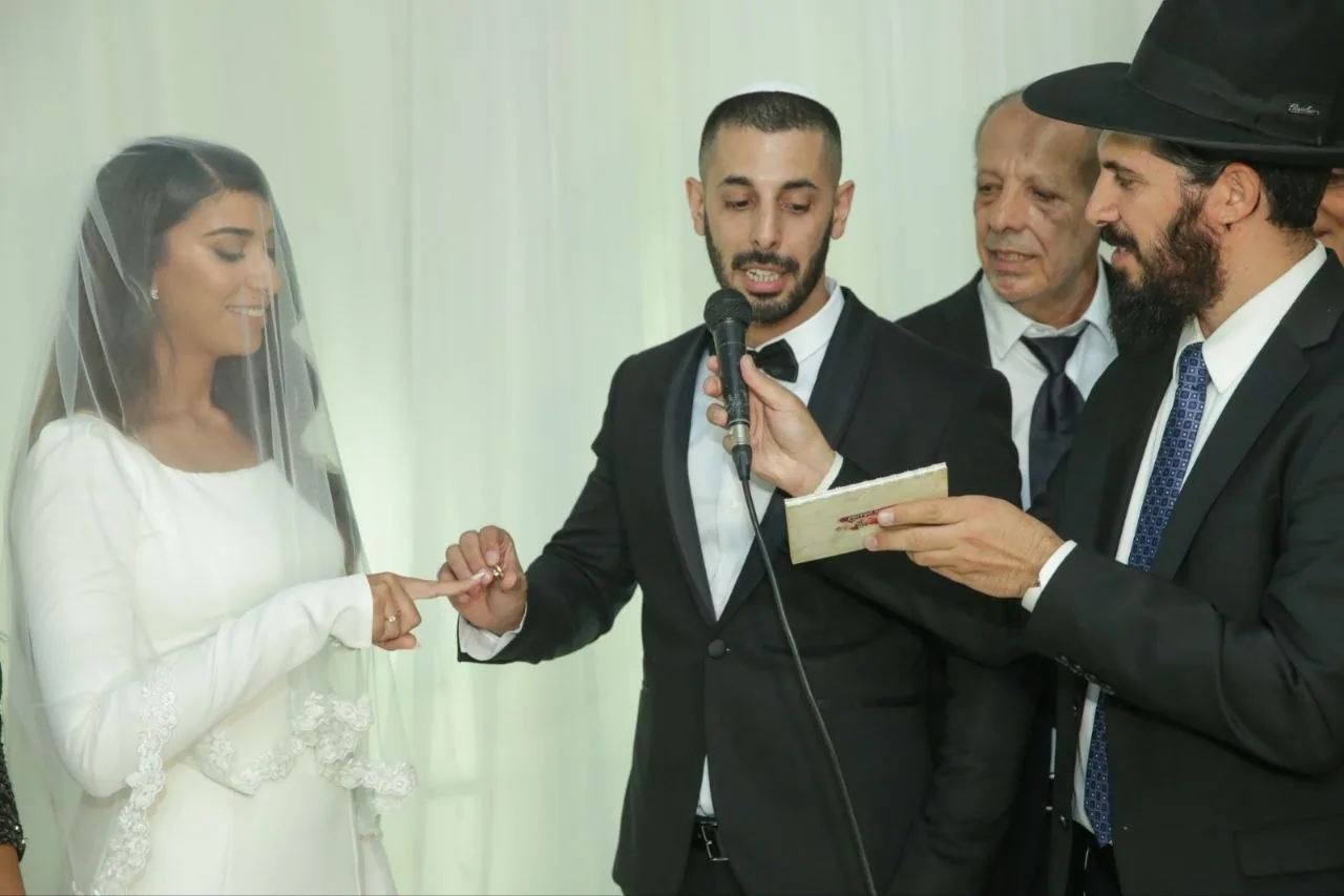 חתן מתעטף בטלית מתחת לחופה עם הרב אהרן מעודה