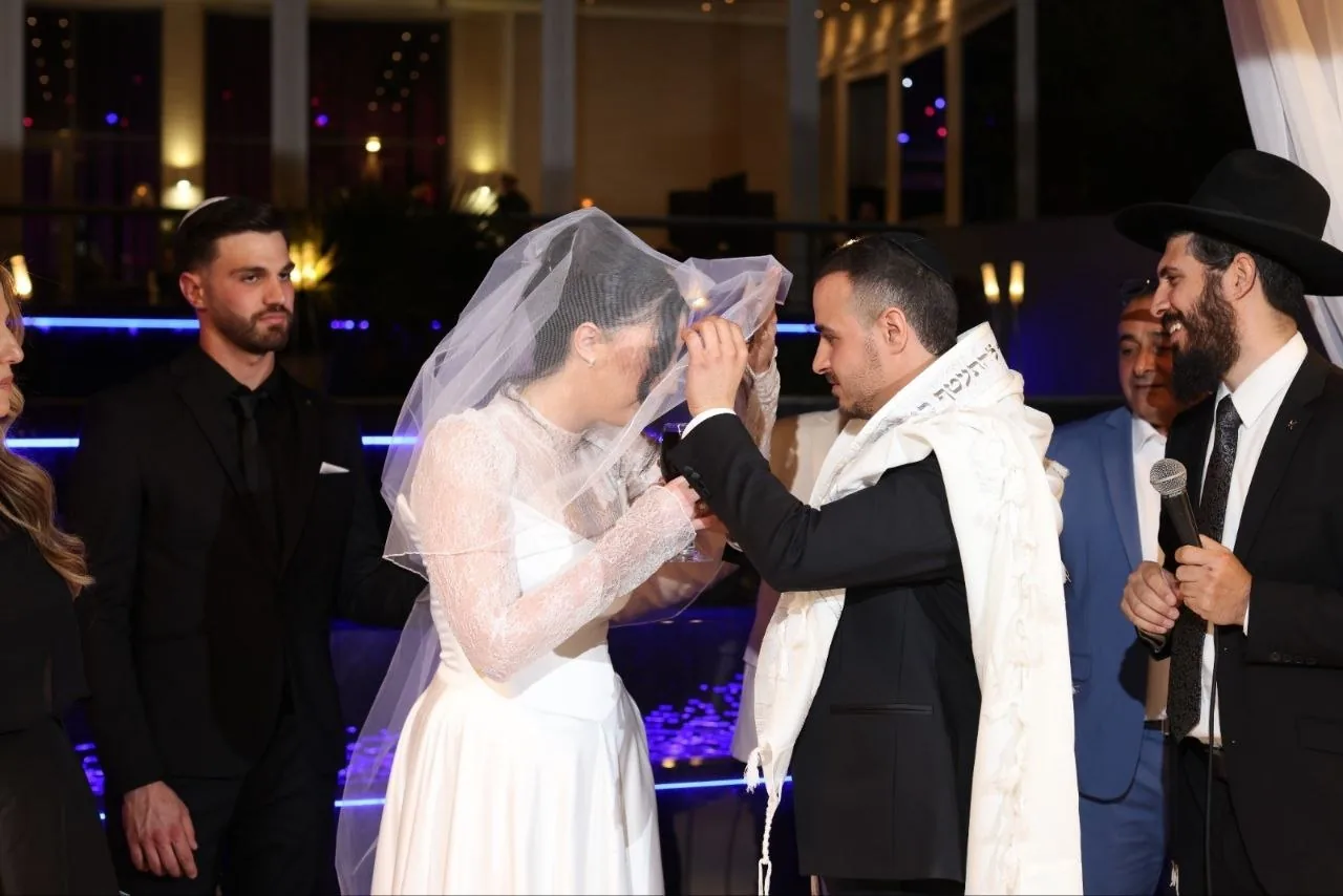 הרב אהרן מעודה בקריאת הכתובה בשמחת בוגרת המדרשה