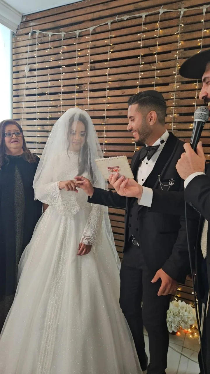 הרב אהרן מעודה מסדר קידושין בחופה