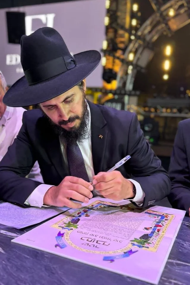 הרב אהרן מעודה מלווה זוג מתחת לחופה