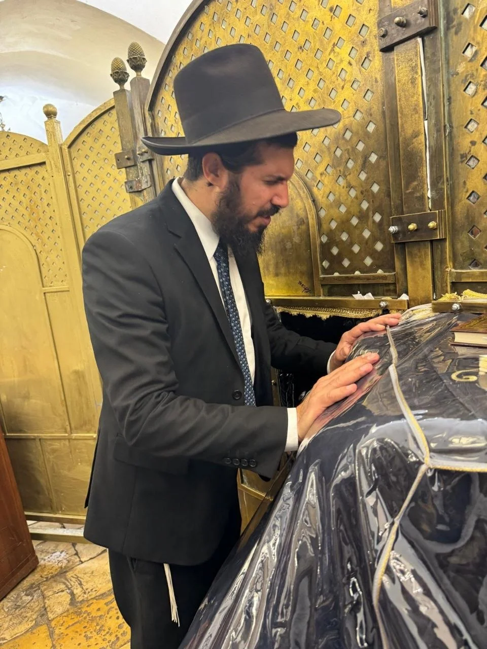 כבוד הרב אהרן מעודה בתפילה